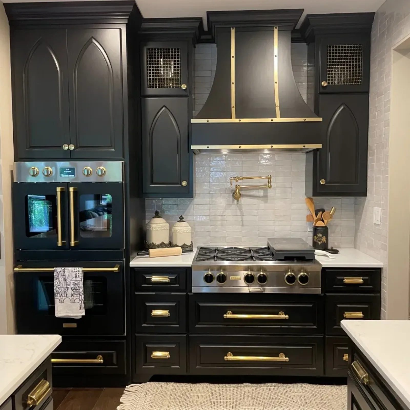 Noir Shaker Kitchen with Brass Fittings